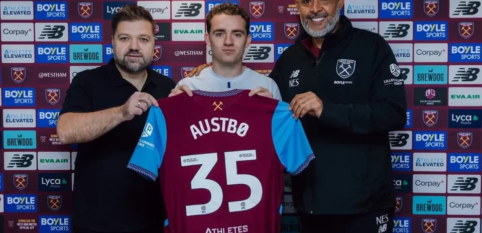 Jugador presenta su camiseta con el club West Ham