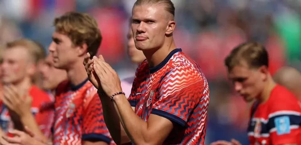 Jugadores de Noruega aplaudiendo en el campo