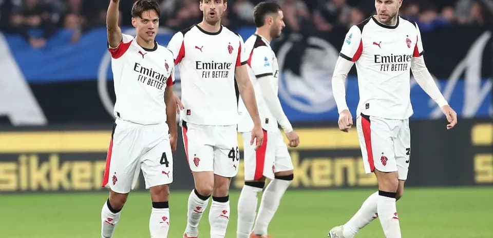 Jugadores de AC Milan celebrando en el campo