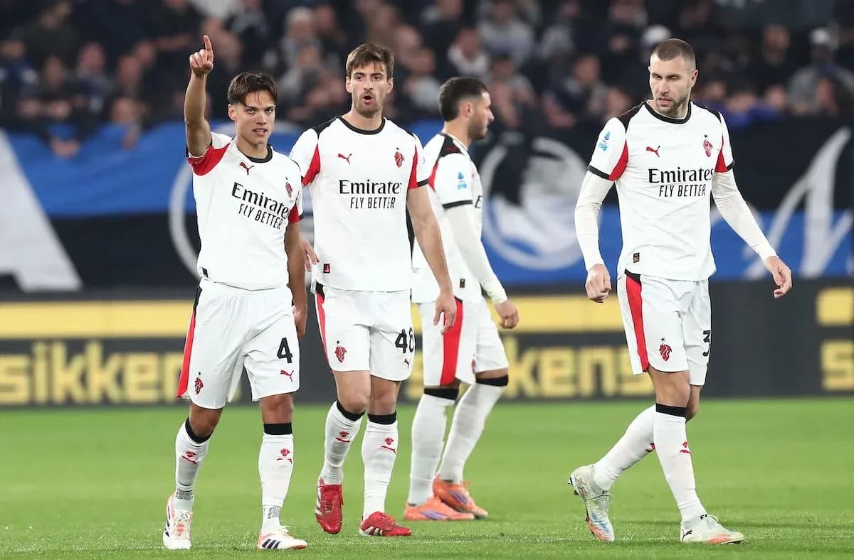 Jugadores de AC Milan celebrando en el campo