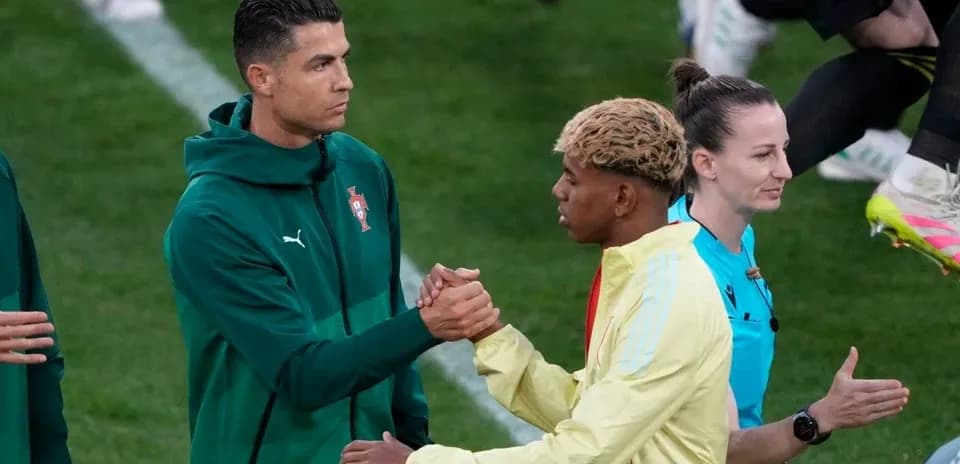 Cristiano Ronaldo saludando a otro jugador en el campo