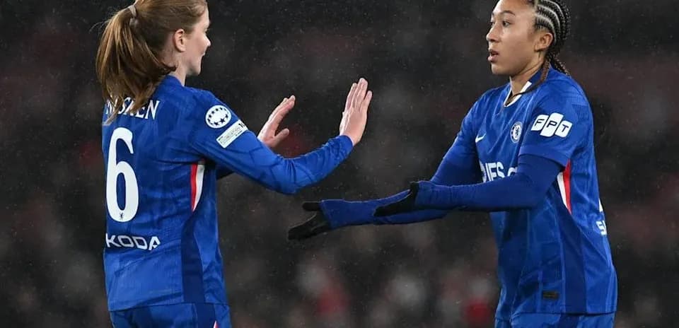 Jugadoras de Chelsea saludándose durante el partido