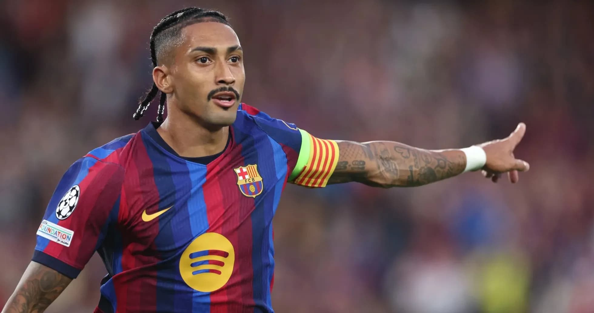 Jugador de Barcelona señalando durante un partido