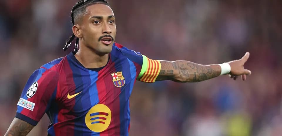 Jugador de Barcelona señalando durante un partido