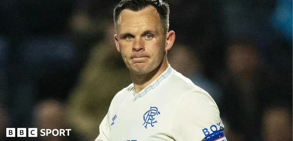 Jugador de Rangers con cinta de capitán en el campo