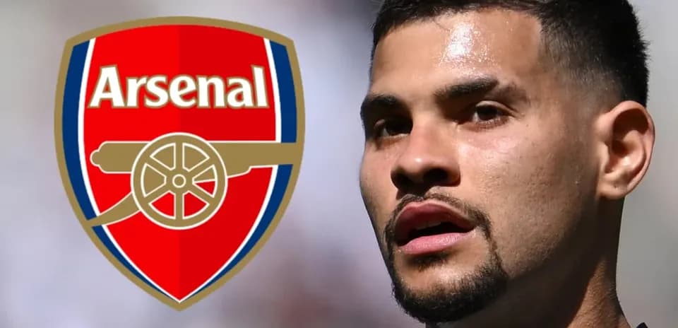 Jugador de fútbol con escudo de Arsenal de fondo