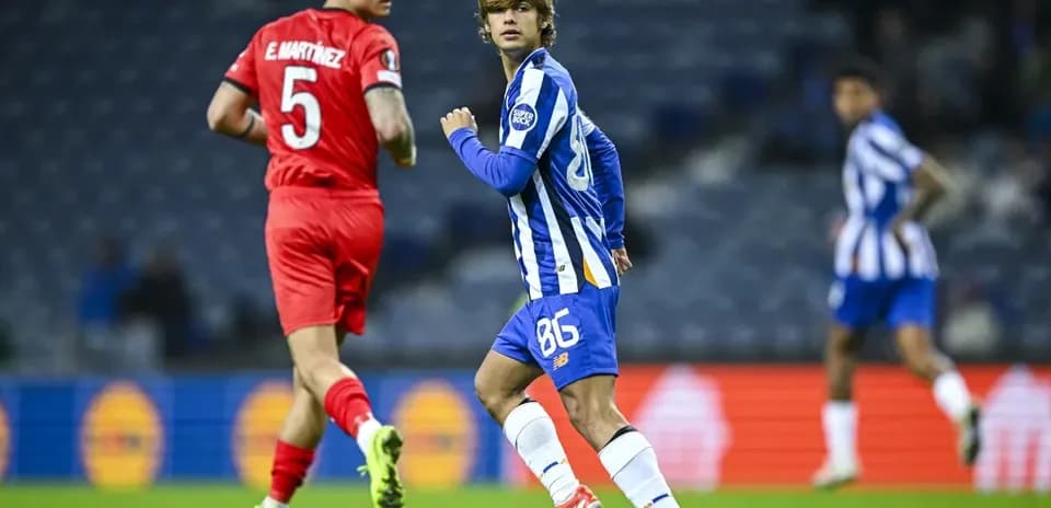 Jugador del Porto corriendo durante el partido