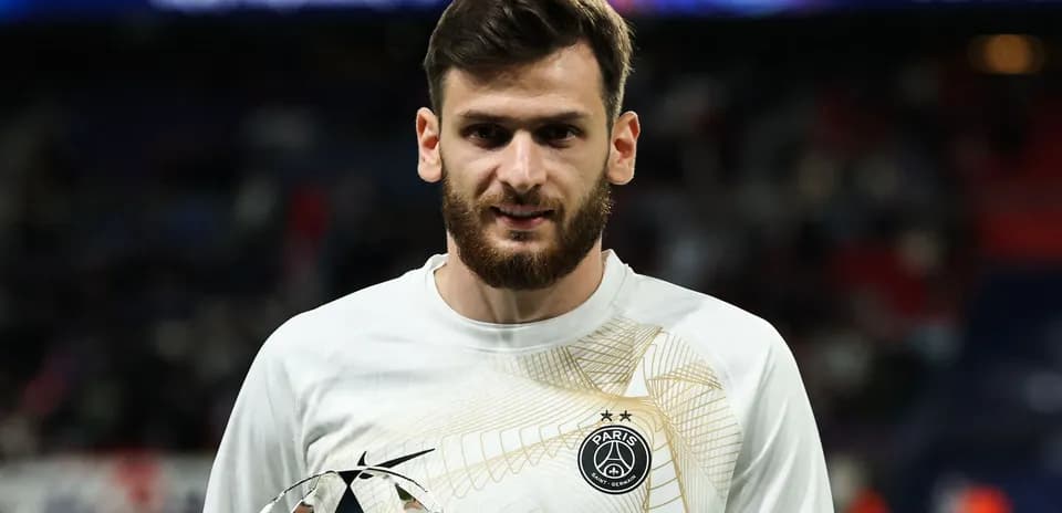 Jugador de PSG sosteniendo trofeo de la Champions