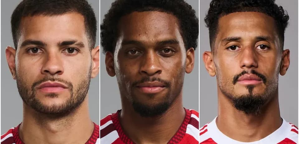 Tres jugadores de fútbol posando para la foto