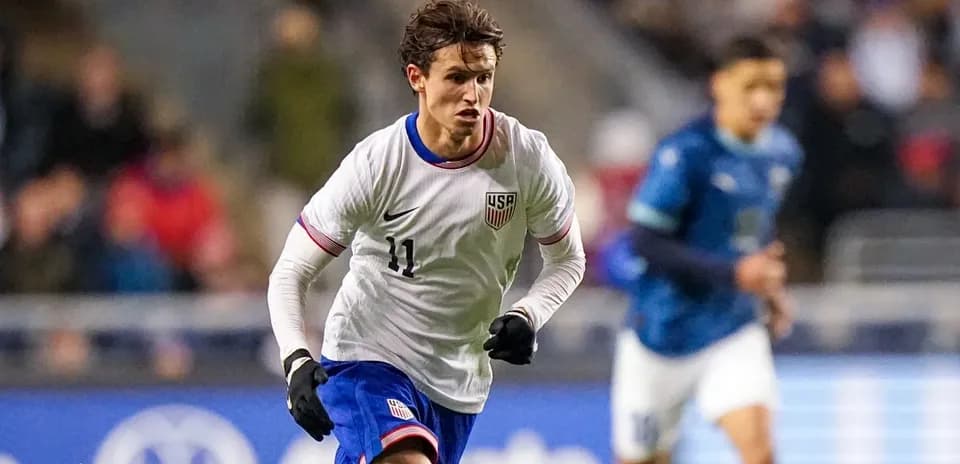 Jugador de Estados Unidos corriendo durante el partido