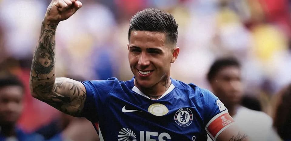 Jugador de Chelsea celebrando con el puño en alto