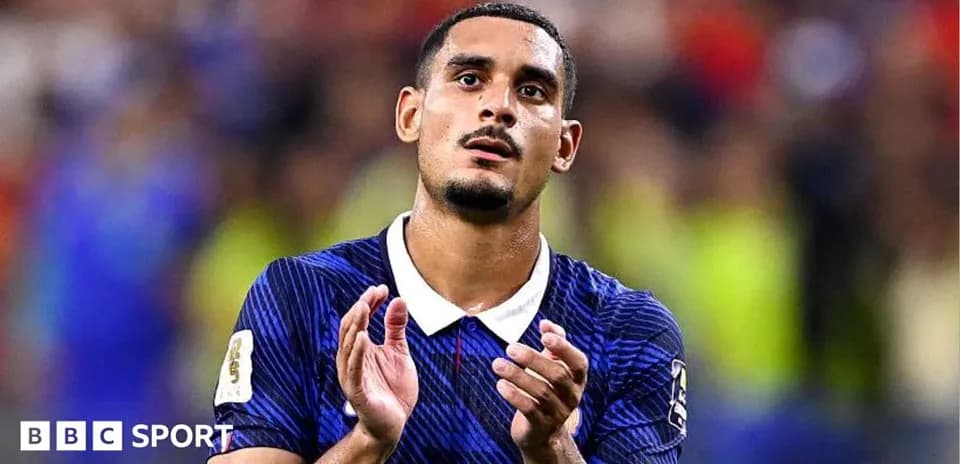 Jugador aplaudiendo en el campo durante el partido