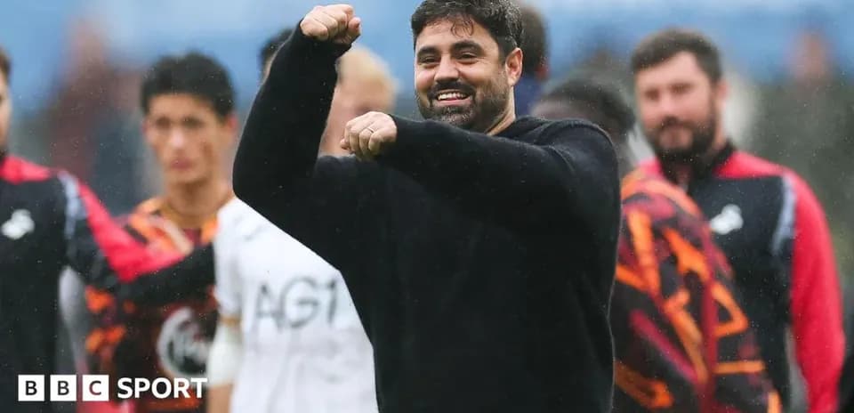 Entrenador celebrando con jugadores en el campo