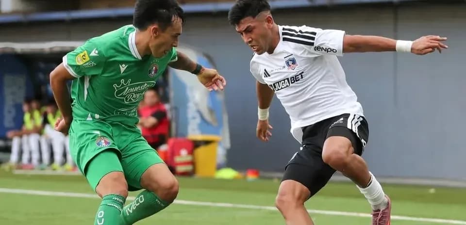 Dos jugadores compitiendo por el balón en partido
