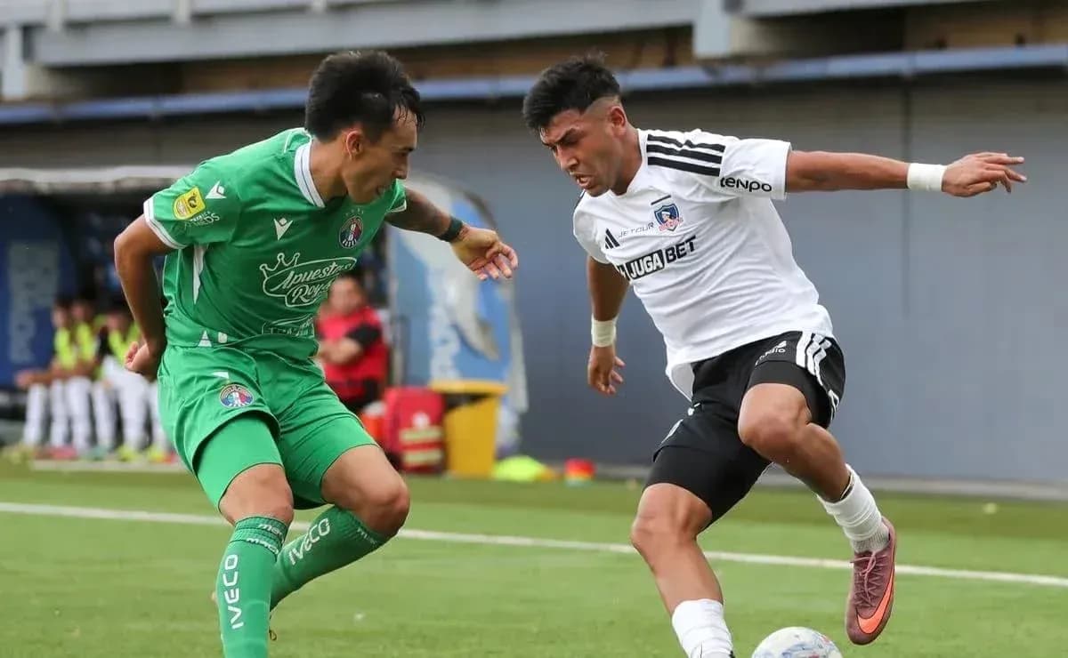 Dos jugadores compitiendo por el balón en partido