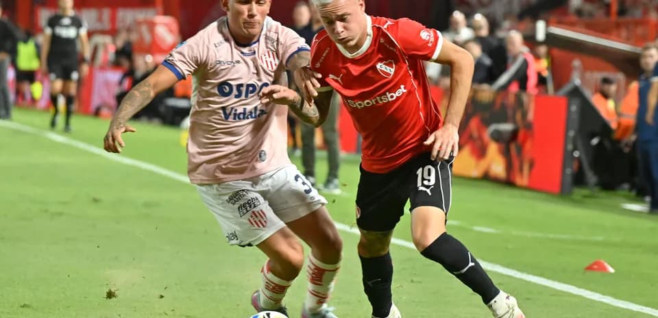 Jugadores de Unión y Independiente compiten por el balón