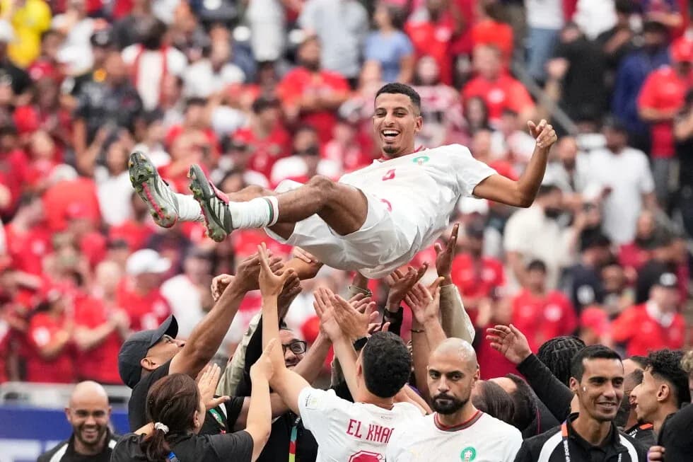 Jugador de Marruecos siendo levantado por aficionados