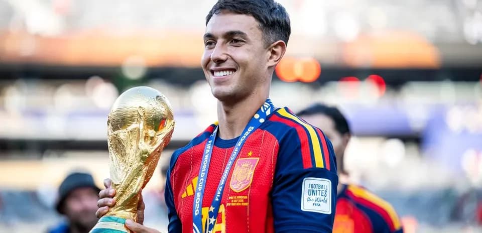 Jugador sosteniendo la Copa Mundial de la FIFA