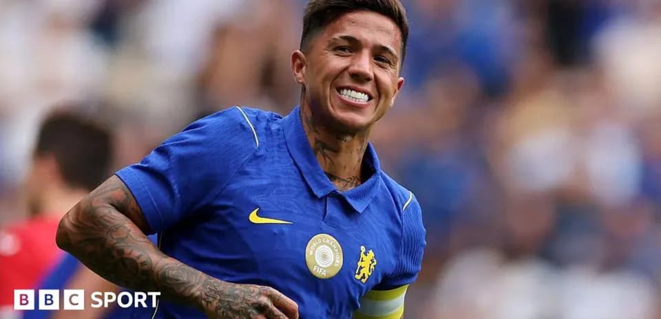 Jugador de Chelsea sonriendo en el campo de juego