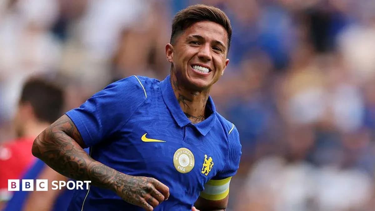 Jugador de Chelsea sonriendo en el campo de juego
