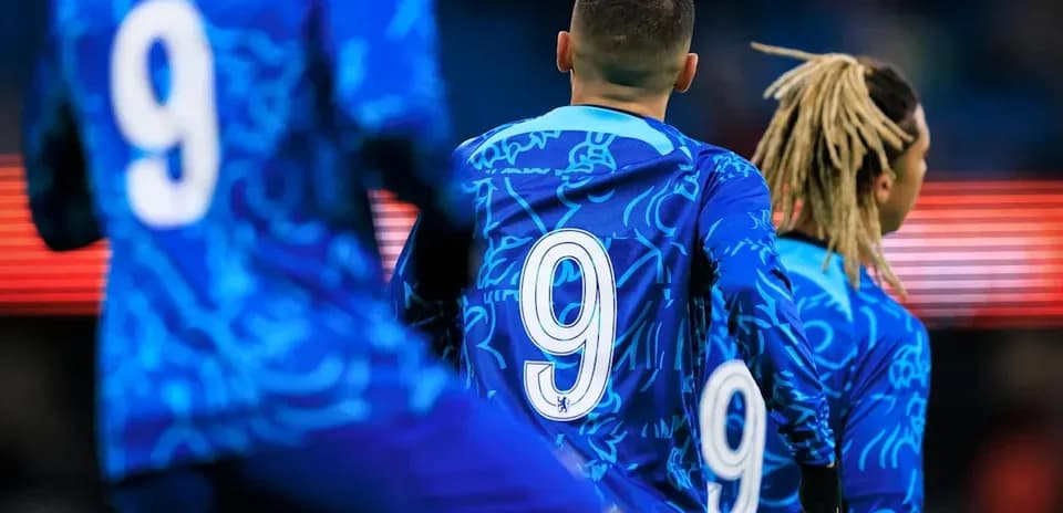 Jugadores con camisetas azules en el campo