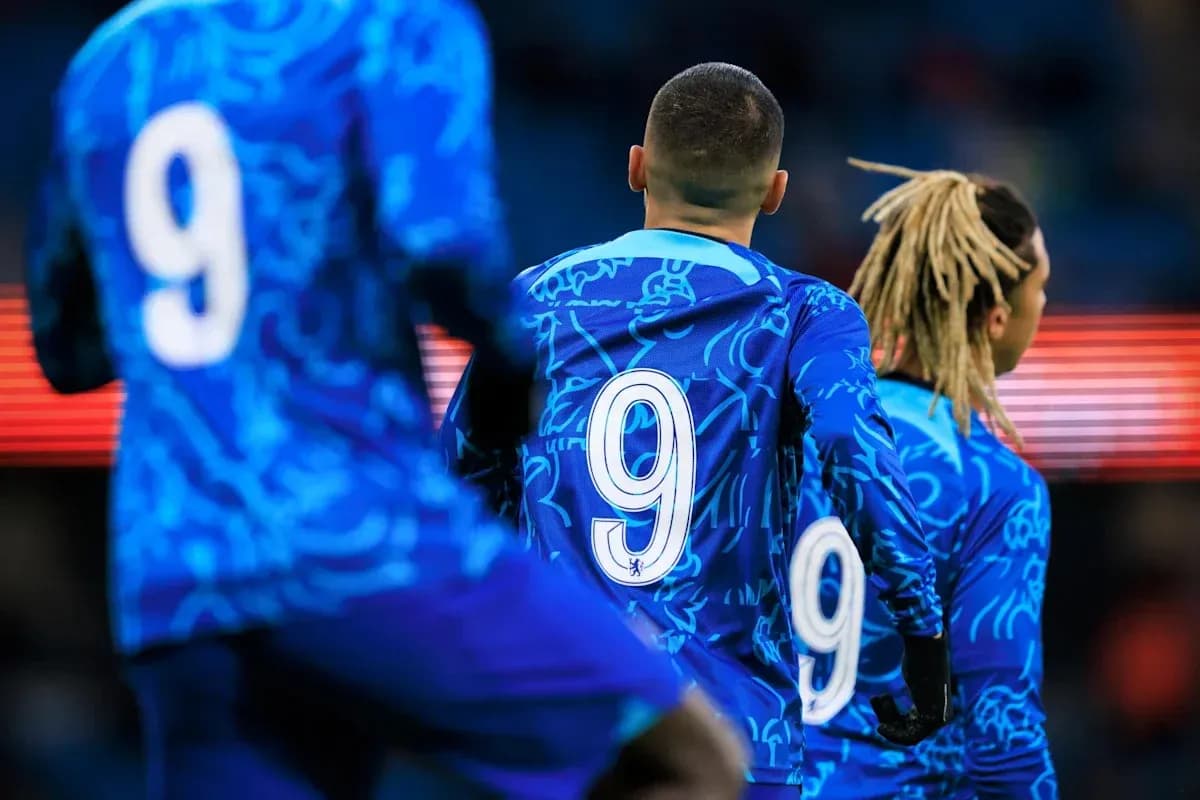 Jugadores con camisetas azules en el campo