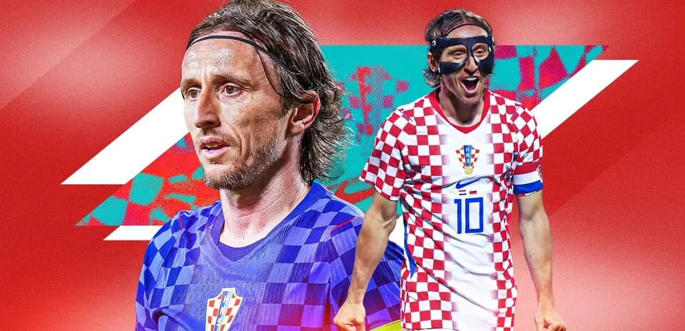 Luka Modrić en dos poses con camiseta croata