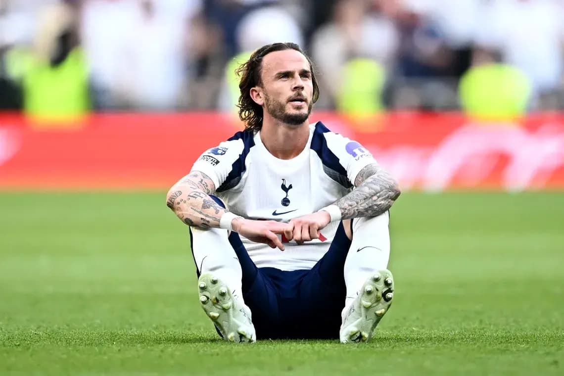 Jugador de Tottenham sentado en el campo de juego