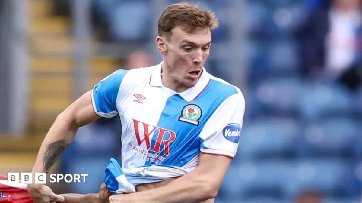 Jugador de Blackburn Rovers en acción durante partido