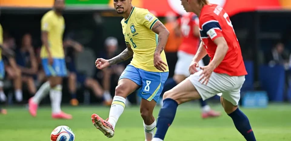 Jugador brasileño pasando el balón durante el partido