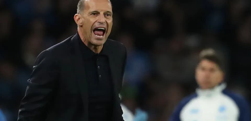 Entrenador dando instrucciones durante el partido
