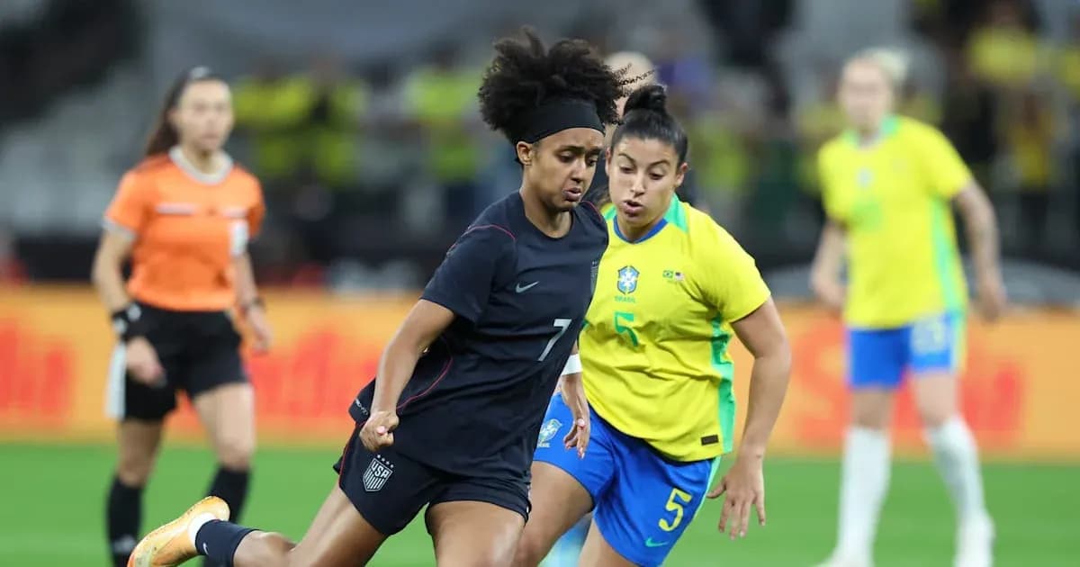 Jugadoras de Estados Unidos y Brasil compiten por el balón