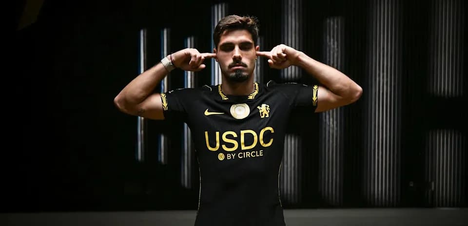 Jugador con camiseta negra posando en estudio