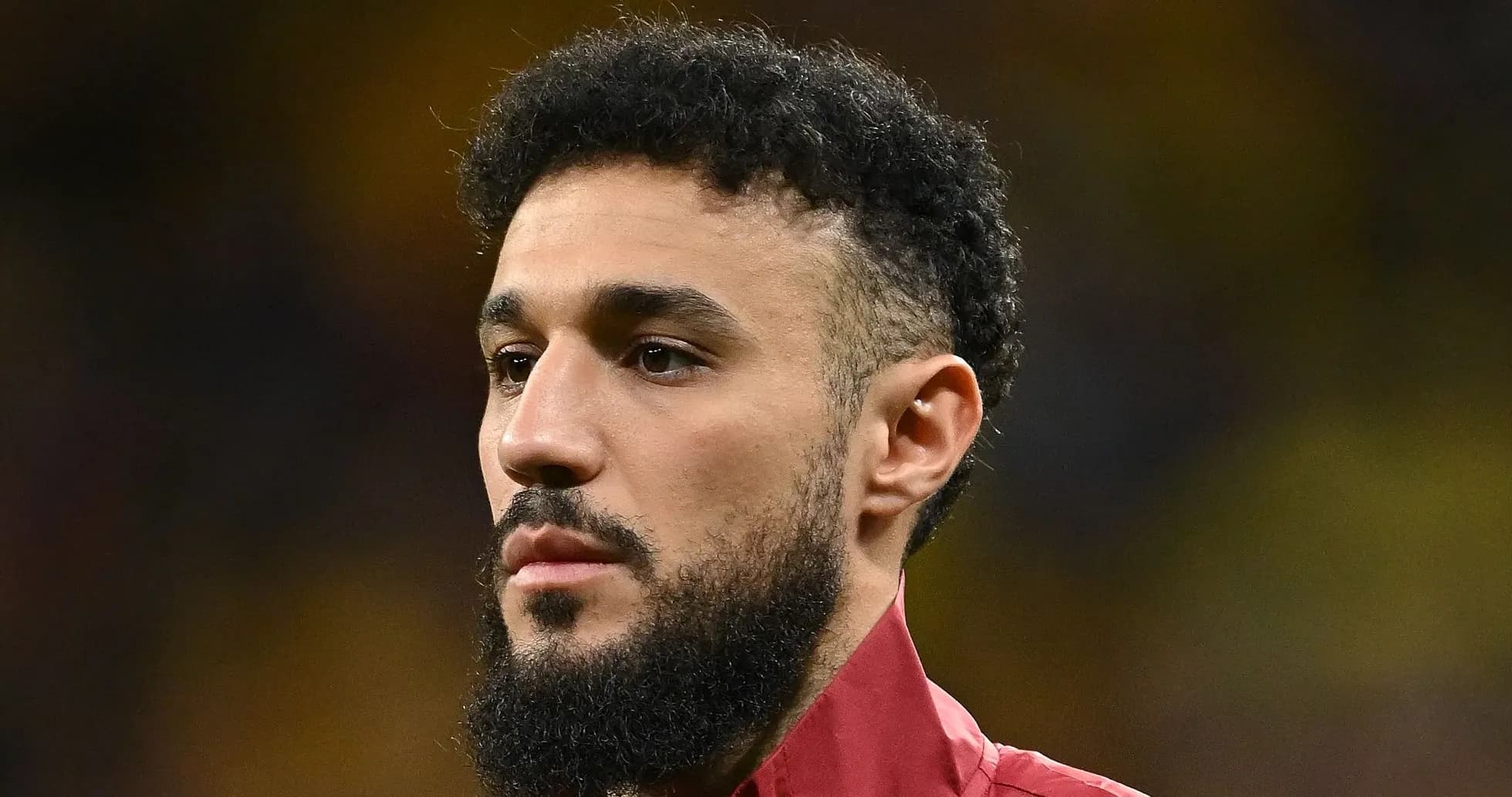 Jugador con barba en uniforme de equipo