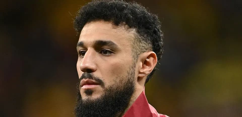 Jugador con barba en uniforme de equipo