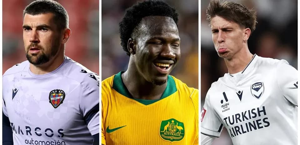 Tres futbolistas en acción durante un partido