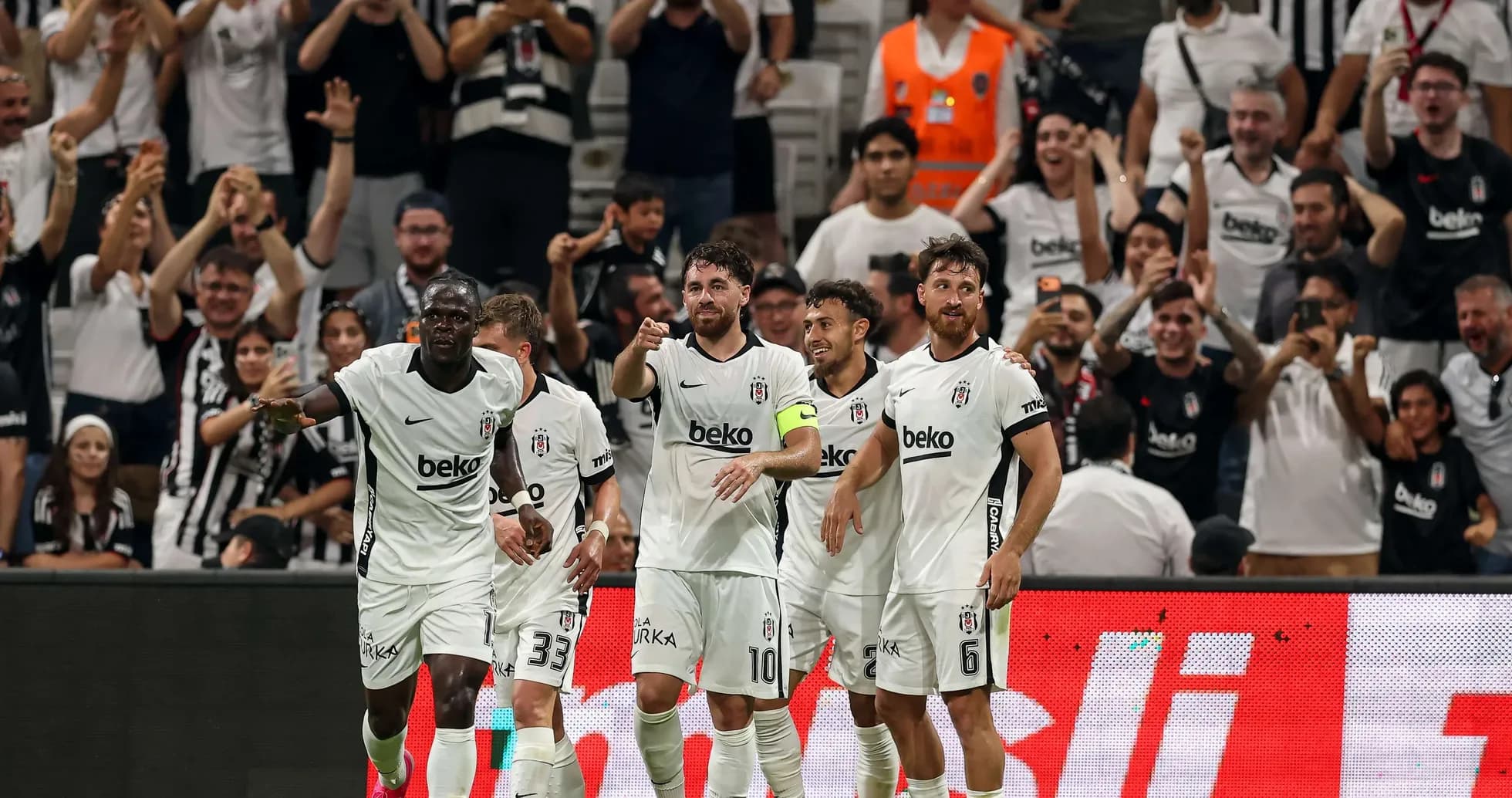 Jugadores de Beşiktaş celebrando un gol