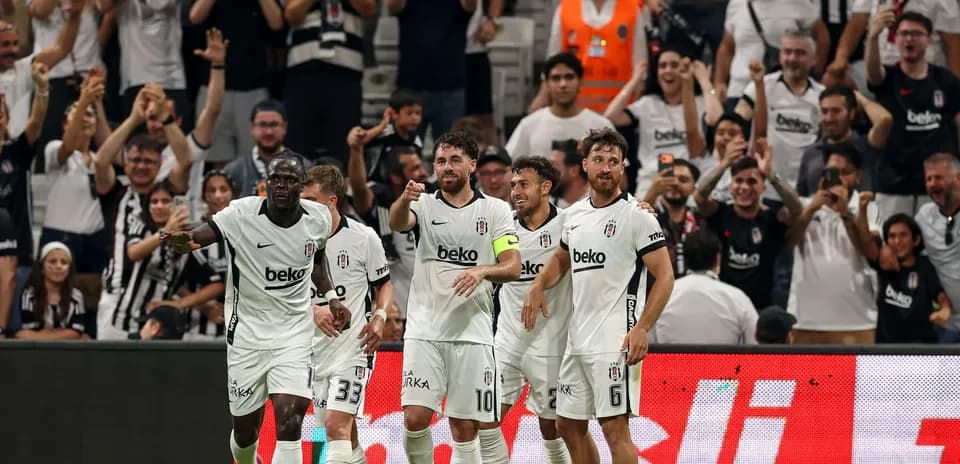 Jugadores de Beşiktaş celebrando un gol