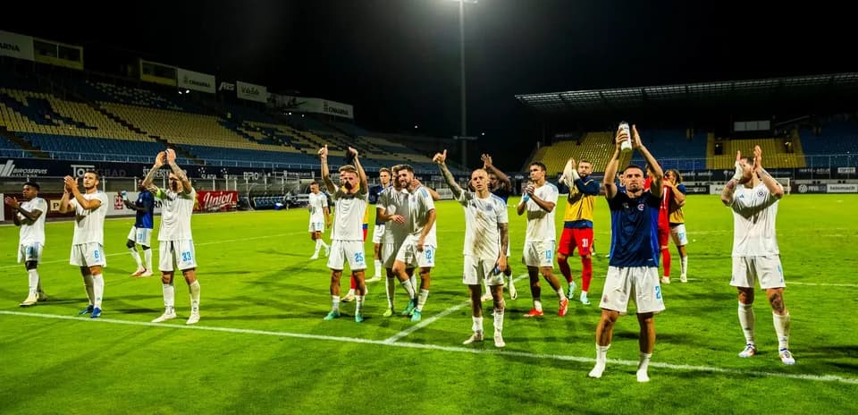 Jugadores de Celje celebrando en el estadio