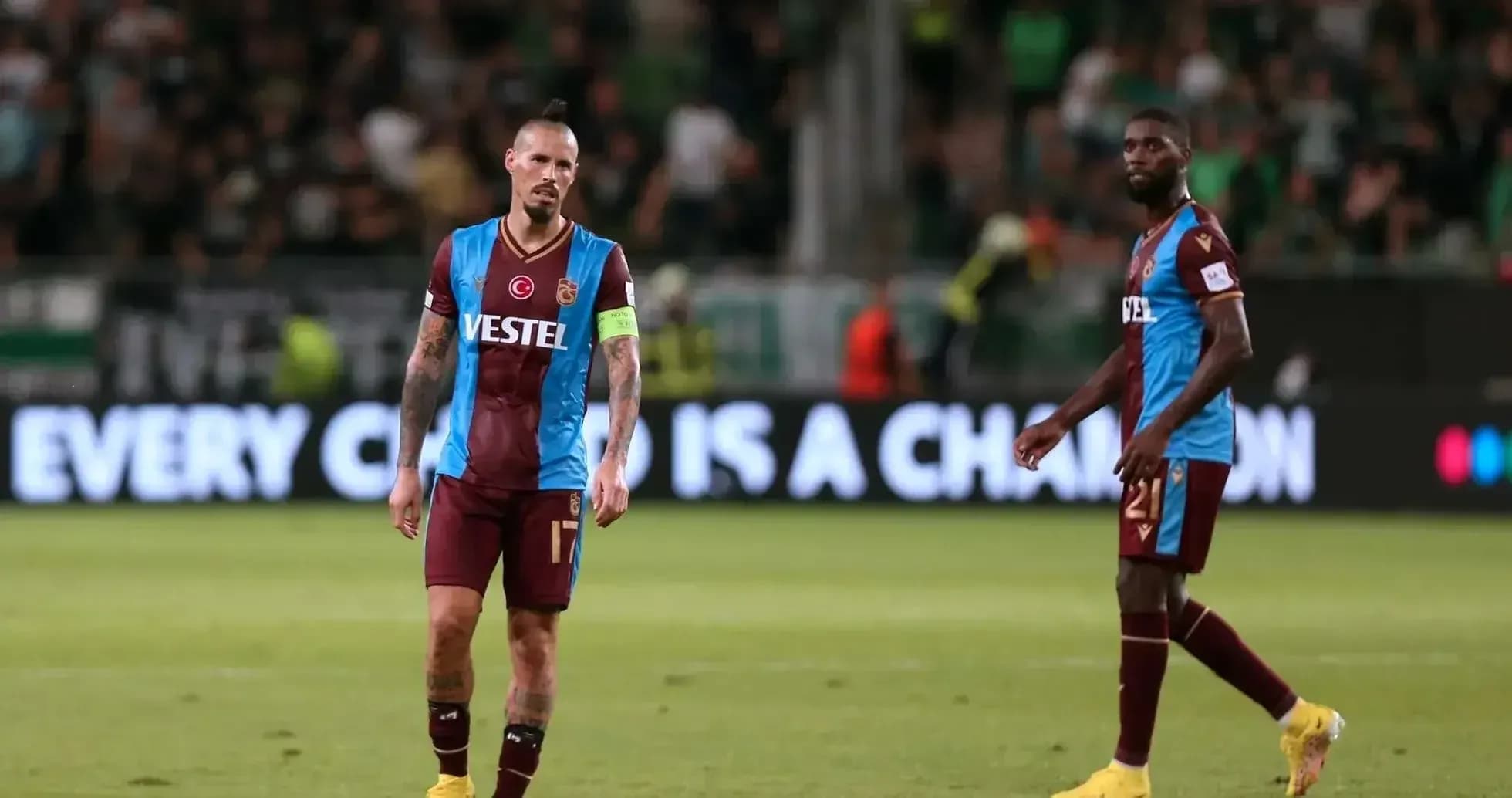Jugadores de Trabzonspor en el campo de juego