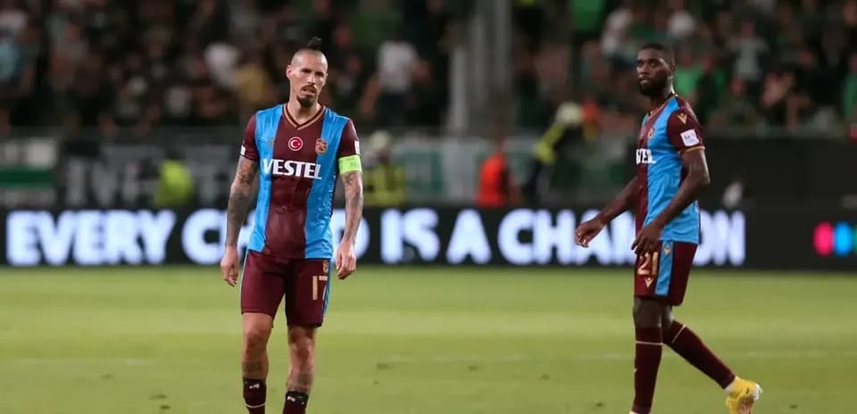 Jugadores de Trabzonspor en el campo de juego