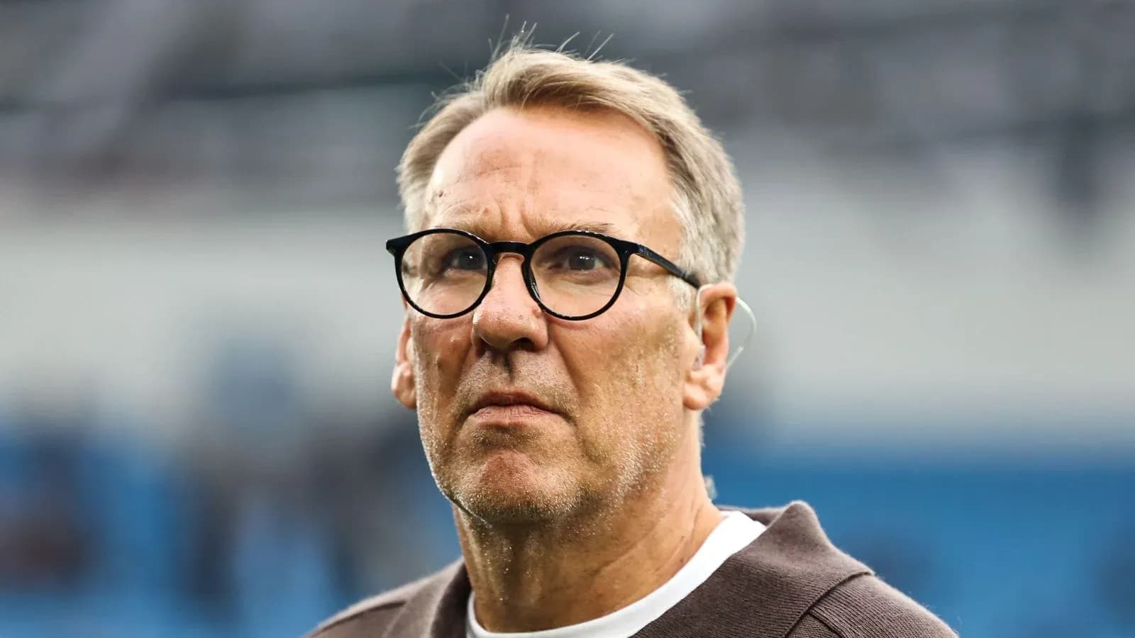 Hombre con gafas observando un evento deportivo