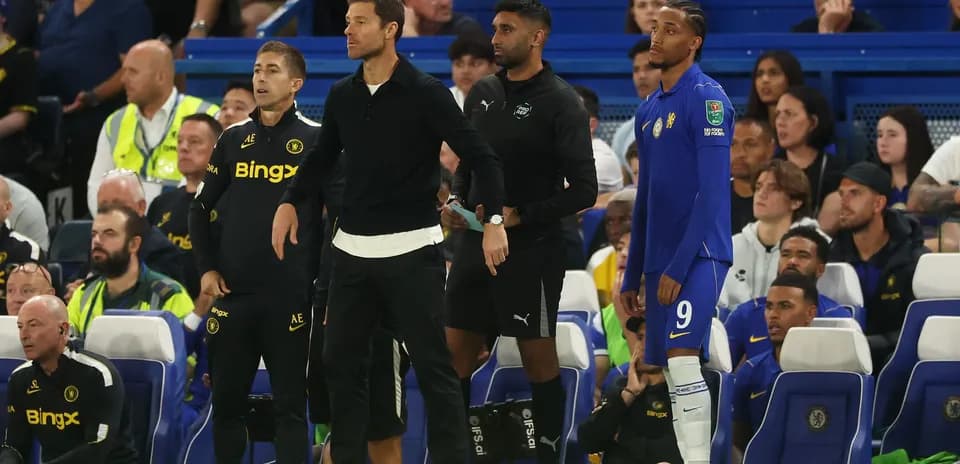 Entrenadores y jugadores en el banquillo durante el partido