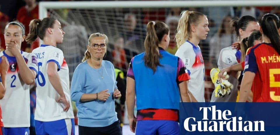 Entrenadora y jugadoras de fútbol en el campo tras el partido