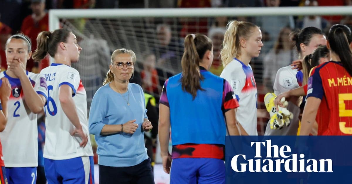 Entrenadora y jugadoras de fútbol en el campo tras el partido