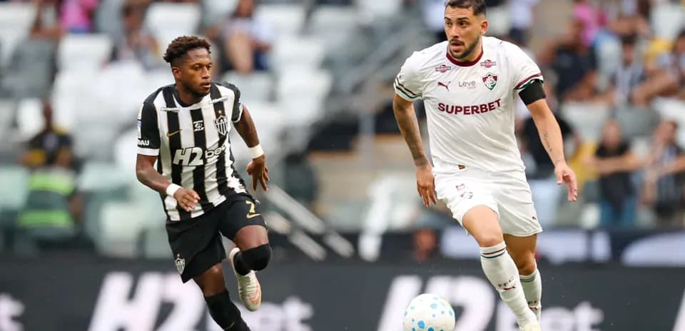Jugador de Atlético-MG persigue a jugador de Fluminense