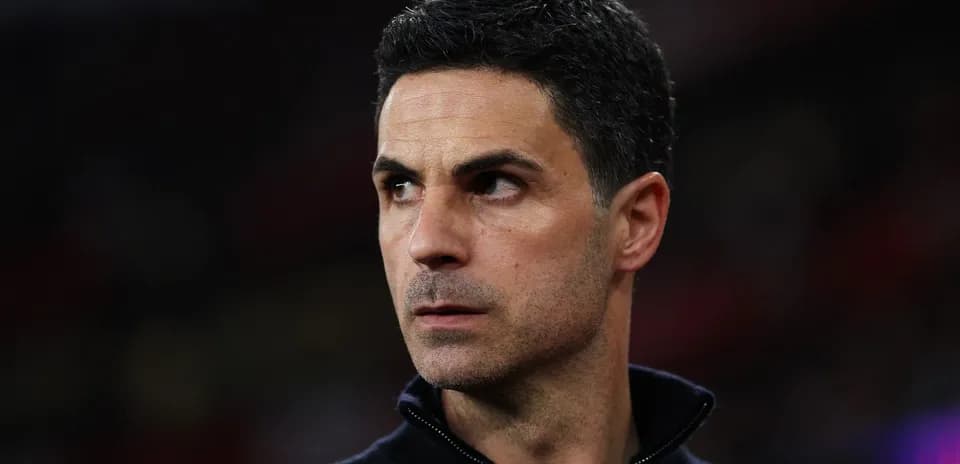 Entrenador observando desde la línea de banda