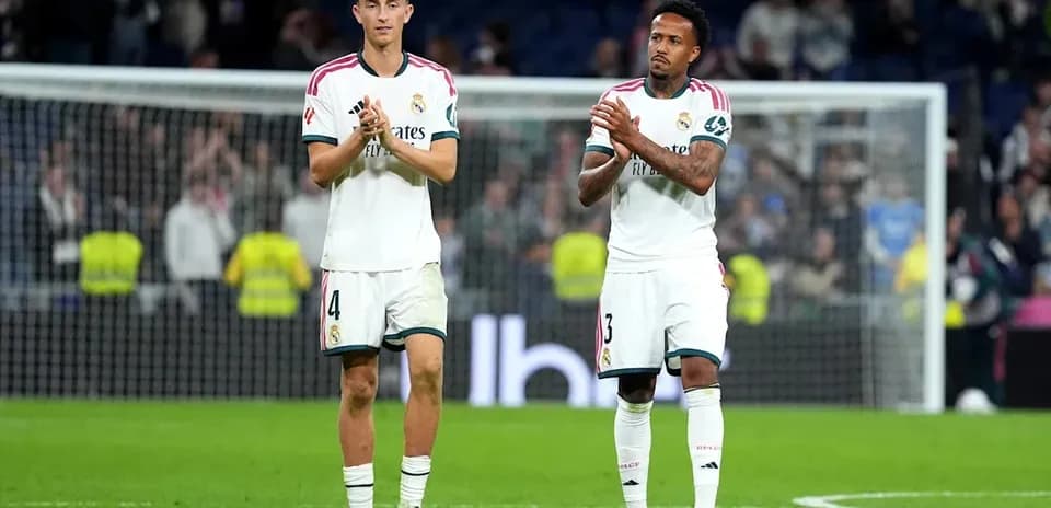 Jugadores del Real Madrid aplaudiendo tras el partido