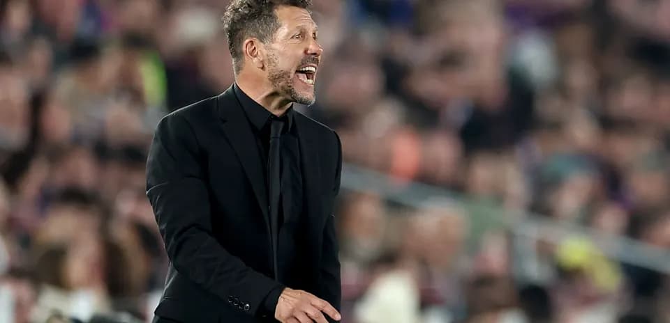 Entrenador dirigiendo al equipo durante el partido