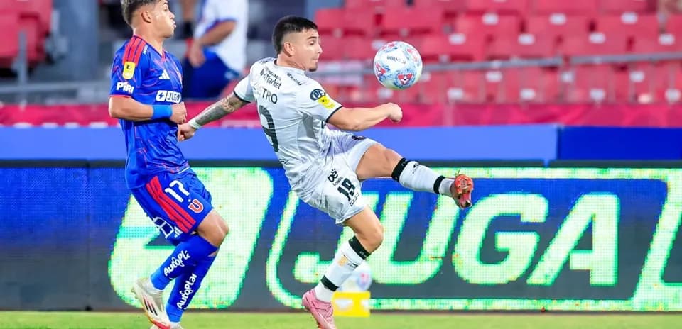 Jugadores de Deportes Limache y Universidad de Chile en acción